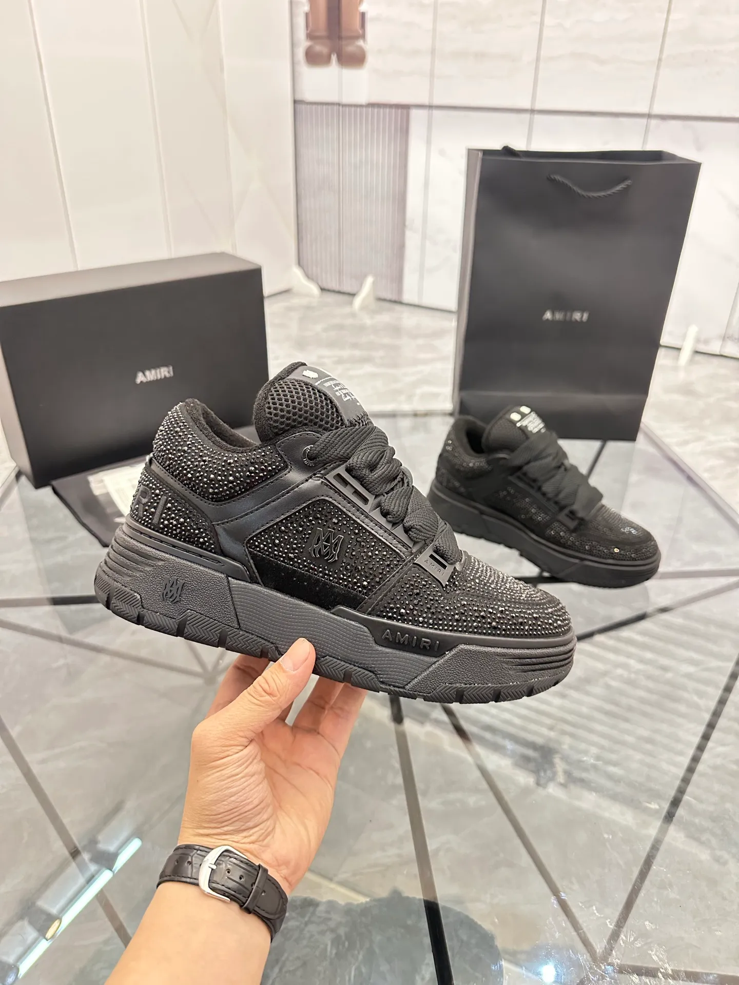 Men's shoes: 💰P760¥ Guangzhou top quality Product trademark: AMIRI* "Amir*] low-top casual shoes Regular size: 39-44 (can be customized to 45) Product material: imported first-layer cowhide leather upper, professional hot-drilling process, breathable lining, original outsole. Number: 525